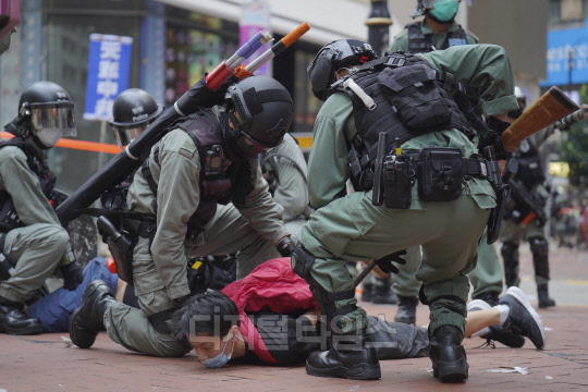 24일 홍콩 도심 코즈웨이베이에서 중국의 '홍콩 국가보안법' 제정에 반대하는 시위 참가자가 경찰에 체포되고 있다.   홍콩=AP 연합뉴스